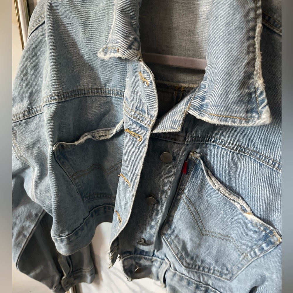 Cropped Vintage Blue Denim Jean Jacket with Button Closure on Back
